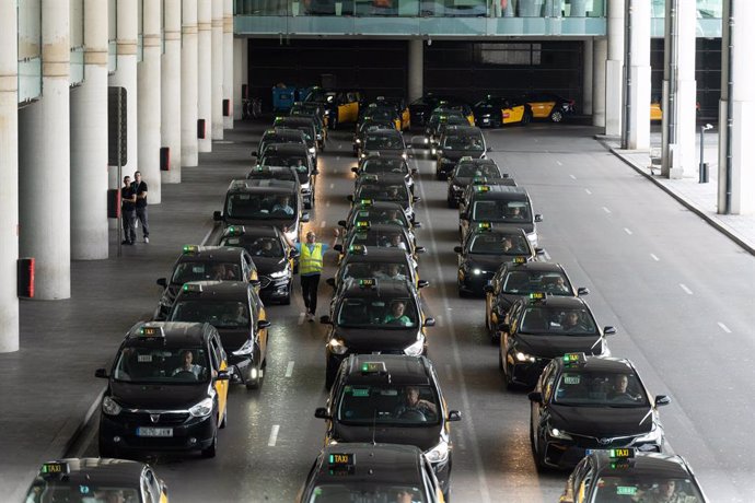 Archivo - Una concentració de taxistes a l'Aeroport de Barcelona