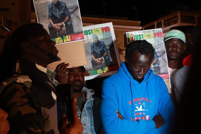 Imágenes de una concentración en Sevilla por la muerte del vendedor callejero Mamour Bakhoum