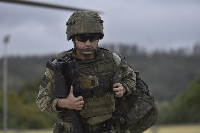 Archivo - Un militar durante un ejercicio, a 21 de marzo de 2024, en Ceuta (España). La Comandancia General de Ceuta ha desarrollado, en las zonas de instrucción y aislamiento, un ejercicio con la participación del Batallón de Helicópteros de Maniobra VI 