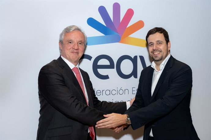El presidente de CEAV, Carlos Garrido, y el director de Cliente de Parques Reunidos para España e Italia, Javier Marín.
