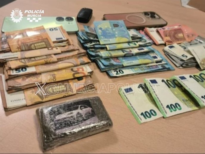 Imagen de la droga y el dinero intervenido al detenido