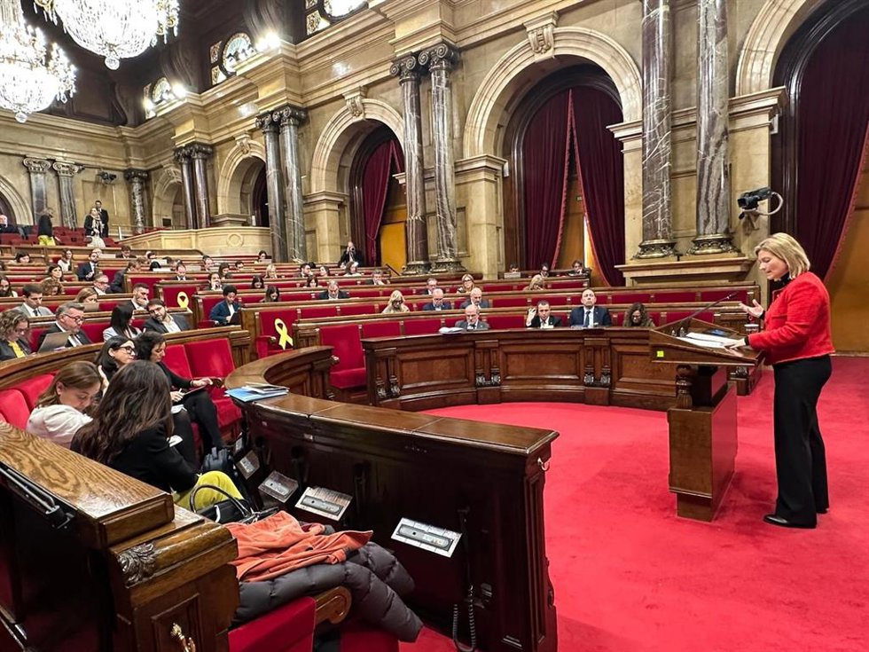La vicepresidenta primera del Parlament, Raquel Sans, presenta los Presupuestos de la Cámara catalana de 2025 en el pleno del Parlament