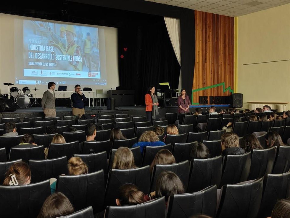 Reunión de alumnos de Secundaria con Solvay