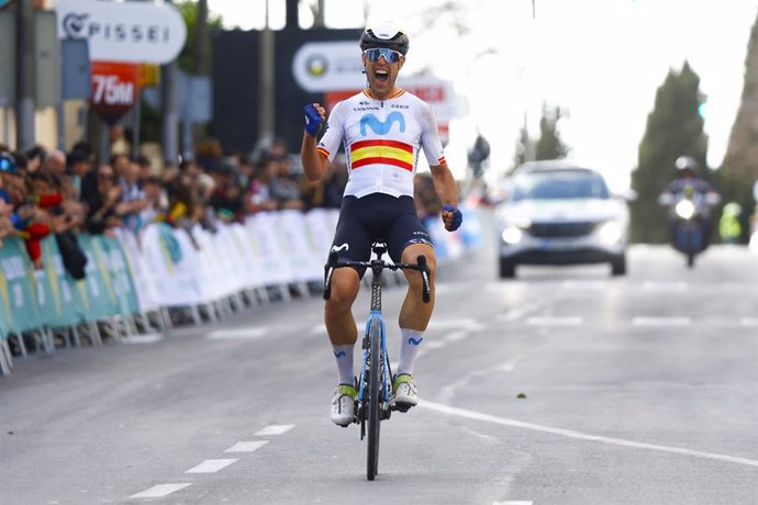 Archivo - El ciclista español Oier Lazkano (Movistar Team) celebra su victoria en la Clásica Jaén Paraíso Interior del 2024.