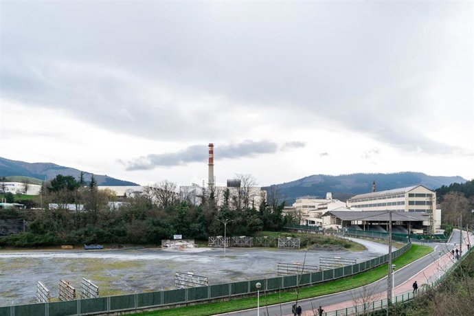 Exterior de la fábrica de la multinacional Guardian en Laudio