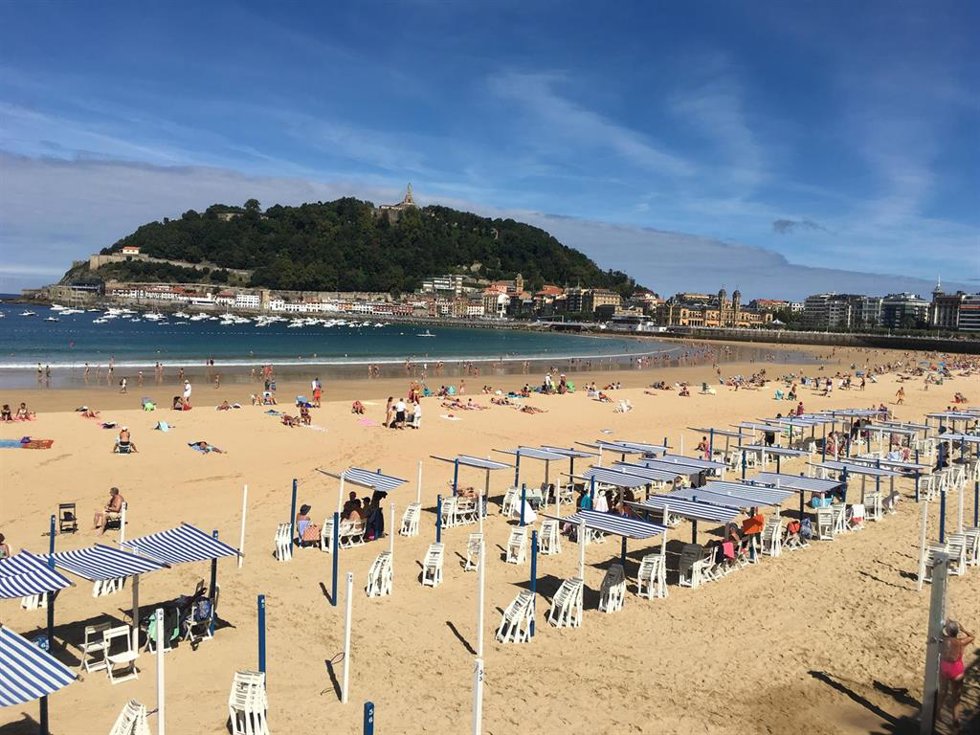 Archivo - Toldos en la playa de La Concha en San Sebastián