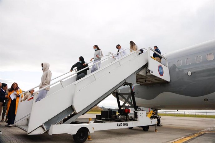 28 January 2025, Colombia, Bogota: The first Colombian migrants deported from the US disembark from a Colombian Air Force plane, after the settlement of a dispute between the nations over US deportation policy. Photo: Cancilleria/colprensa/dpa