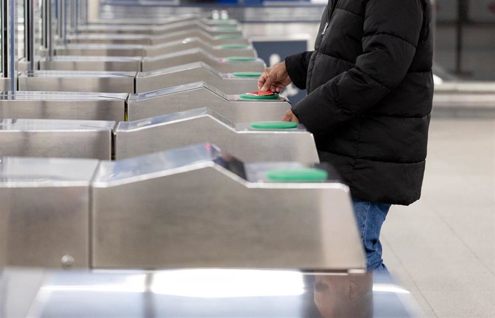 Una persona pasa su abono en la estación de Metro de Móstoles Central, a 23 de enero de 2025, en Móstoles, Madrid (España).
