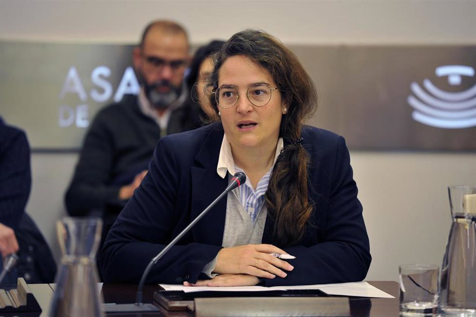 La directora general de Bibliotecas, Archivos y Patrimonio Cultural, Adela Rueda Márquez de la Plata, interviene en la reunión de la Comisión de Cultura