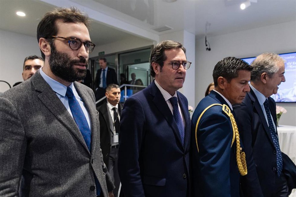 Archivo - El ministro de Economía, Comercio y Empresa, Carlos Cuerpo (i), y el presidente de la CEOE, Antonio Garamendi (3d), en una imagen de archivo