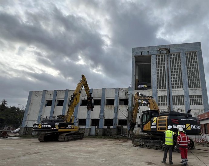 Inicio de las obras de derribo del edificio de Expofrisa en el Muelle de Levante.