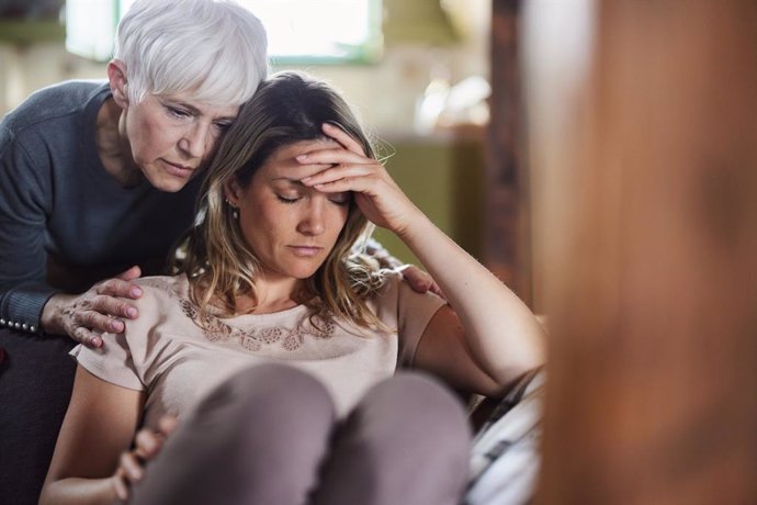 Archivo - Madre madura consolando a su hija adulta en casa. Depresión