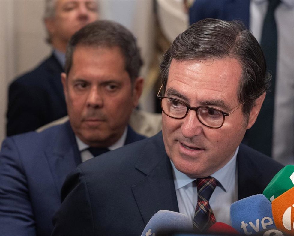 Archivo - El presidente de la CEOE, Antonio Garamendi, en primer plano. Detrás, el presidente de Cepyme, Gerardo Cuerva 