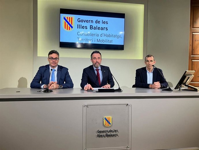 Los consellers de Vivienda y Economía, José Luis Mateo (c) y Antoni Costa (i), respectivamente.