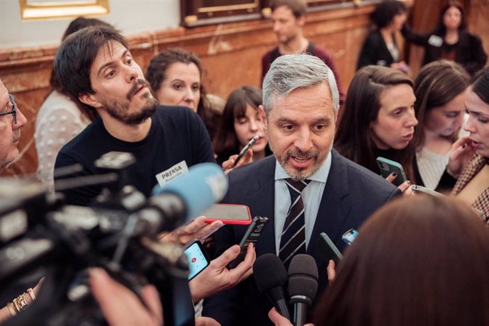 El vicesecretario de Economía del PP, Juan Bravo, atiende a los medios durante una sesión plenaria extraordinaria, en el Congreso de los Diputados, a 22 de enero de 2025, en Madrid (España).