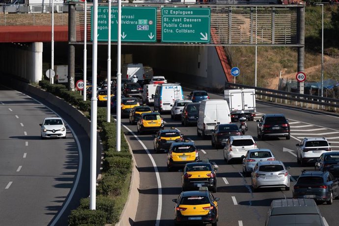 Un grupo de taxis a la altura de Esplugues de Llobregat durante una marcha lenta de taxistas por las rondas de Barcelona, a 29 de enero de 2025, en Barcelona, Cataluña (España)