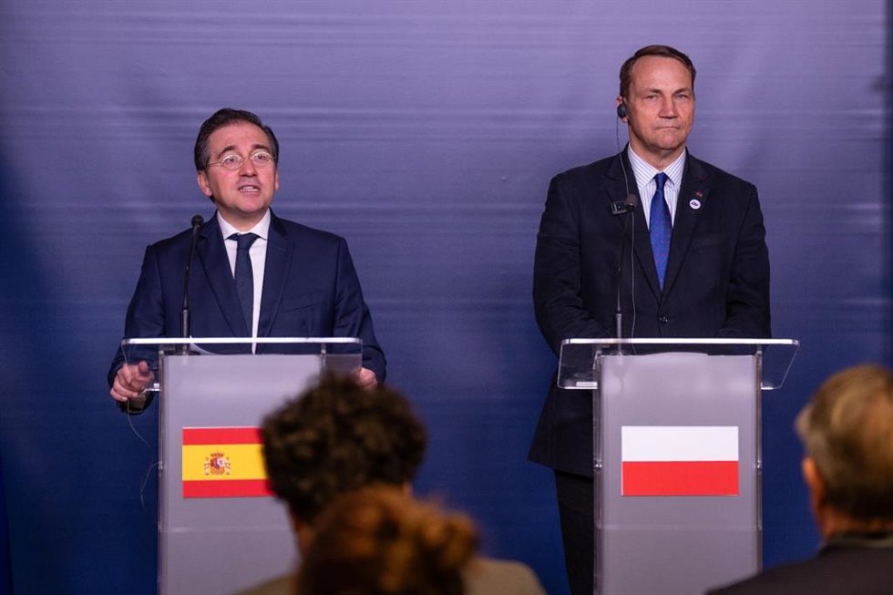 El ministro de Asuntos Exteriores, Unión Europea y Cooperación, José Manuel Albares, y su homólogo polaco, Radoslaw Sikorski, durante la rueda de prensa al término de su encuentro en Varsovia