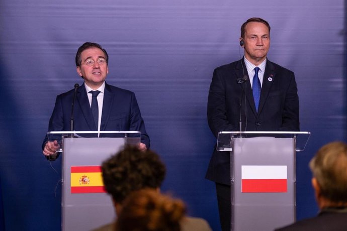 El ministro de Asuntos Exteriores, Unión Europea y Cooperación, José Manuel Albares, y su homólogo polaco, Radoslaw Sikorski, durante la rueda de prensa al término de su encuentro en Varsovia