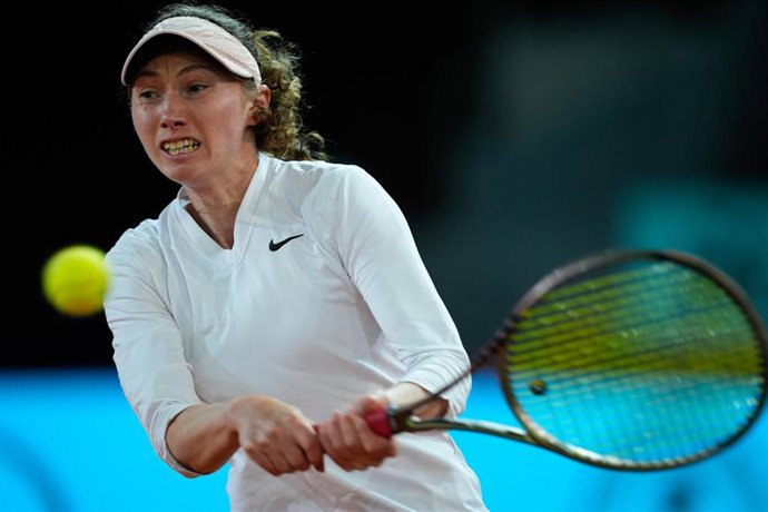Archivo - La tenista española Cristina Bucsa golpea una pelota durante un torneo