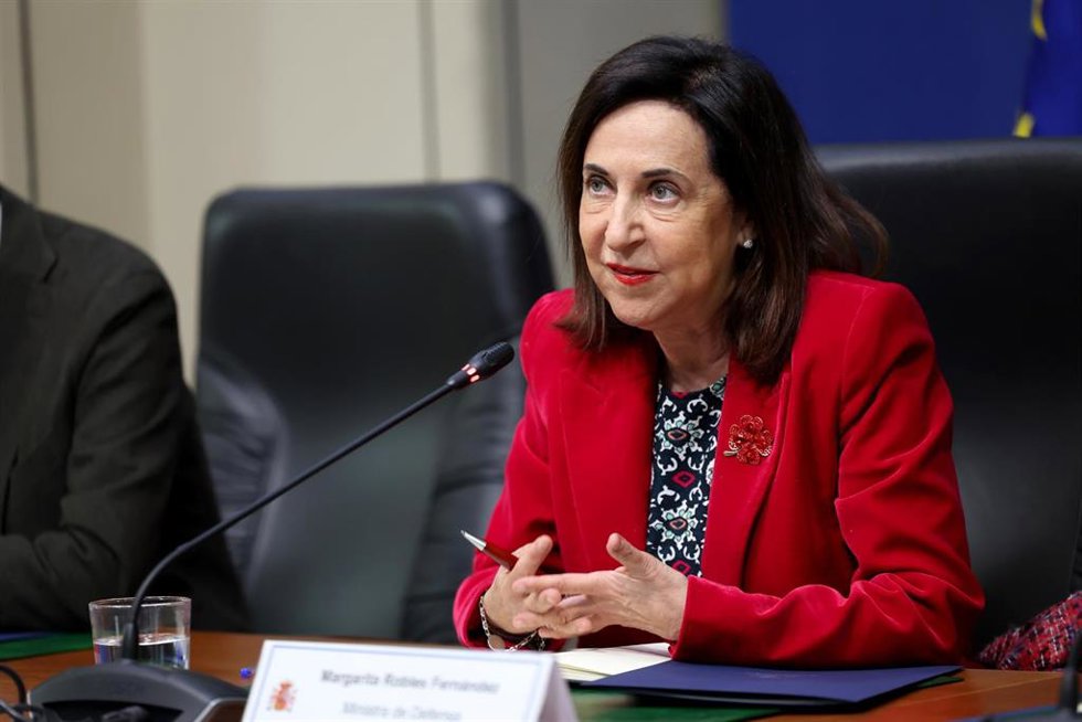 La ministra de Defensa, Margarita Robles, en una videoconferencia con los jefes de los contingentes desplegados en Letonia y Eslovaquia.