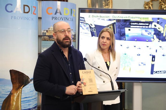 La presidenta de la Diputación de Cádiz, Almudena Martínez (d); y el vicepresidente de la Diputación de Cádiz, Germán Beardo (i), en una rueda de prensa.