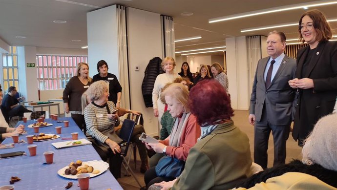 El alcalde, Alfredo Canteli, visita el nuevo centro social en el barrio El Cristo-Buenavista, acompañado por la concejala de Festejos, Covadonga Díaz, y la concejala delegada de Centros Sociales, Charo Suárez.