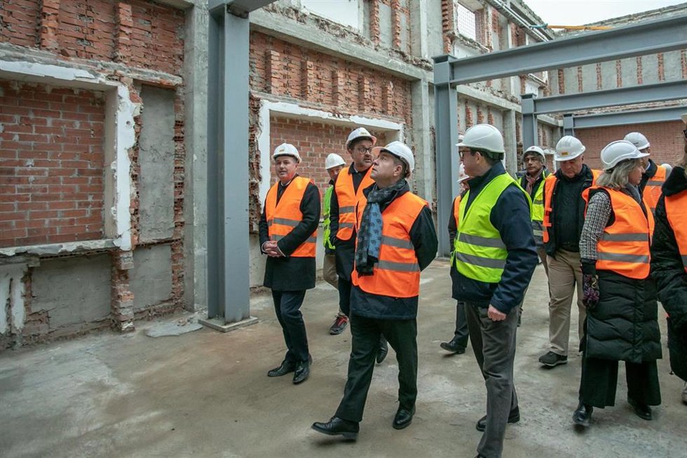 El presidente de Castilla-La Mancha, Emiliano García-Page, durante la visita a las obras de la UAH en Guadalajara.