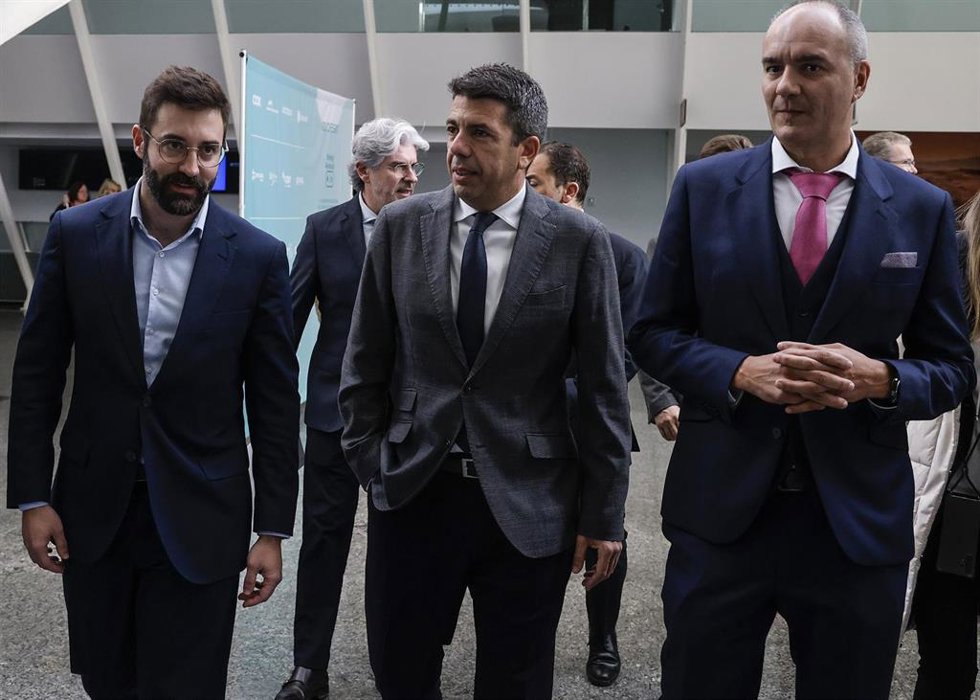 El president de la Generalitat, Carlos Mazón(c), y el Presidente de Avaesen, Marcos J. Lacruz(d), durante la inauguración del IV congreso nacional de energías renovables Energy Revolution, organizado por Avaesen, en el Museu de les Cincies