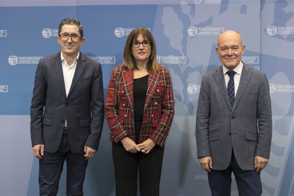 El consejero de Ciencia, Universidades e Innovación, Juan Ignacio Pérez Iglesias, y la consejera de Alimentación, Desarrollo Rural, Agricultura y Pesca, Amaia Barredo,  junto a Joxe Mari Aizega director de Basque Culinary Centre