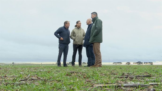 El viceconsejero de Política Agraria Comunitaria y Desarrollo Rural, Jorge Llorente, y el director general de Política Agraria Comunitaria, Ángel Gómez, visitan la finca Monte Rocío en Villalba de los Alcores