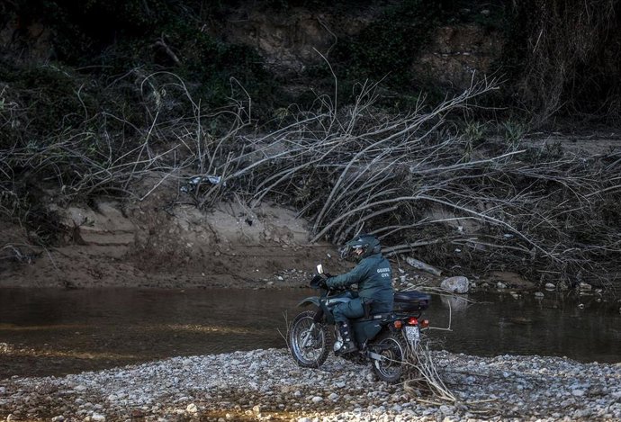 Un agente de la Guardia Civil en moto busca a un desaparecido en los barrancos del río Turia