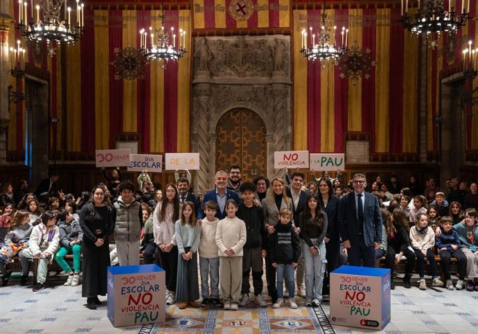 El alcalde Jaume Collboni preside el acto de conmemoración del Día escolar de la paz y la no violencia junto a 150 alumnos de primaria y ESO de la ciudad