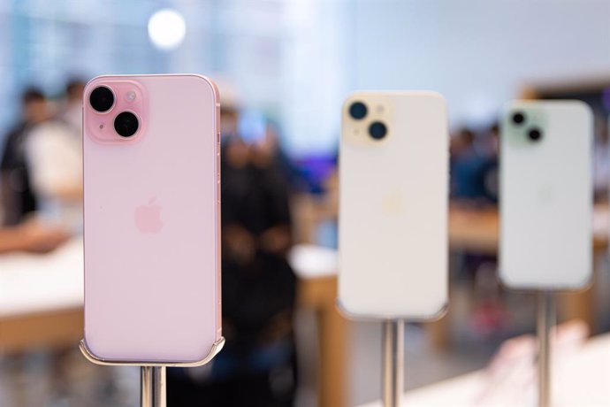 Archivo - 22 September 2023, Japan, Tokyo: New Apple iPhone 15 line-up on display on the launch day inside an Apple Store in Omotesando. Photo: Stanislav Kogiku/SOPA Images via ZUMA Press Wire/dpa