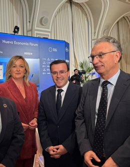 El secretario general del PSOE de Extremadura, Miguel Ángel Gallardo, junto a la presidenta de la Asamblea, Blanca Martín, y el delegado del Gobierno, José Luis Quintana