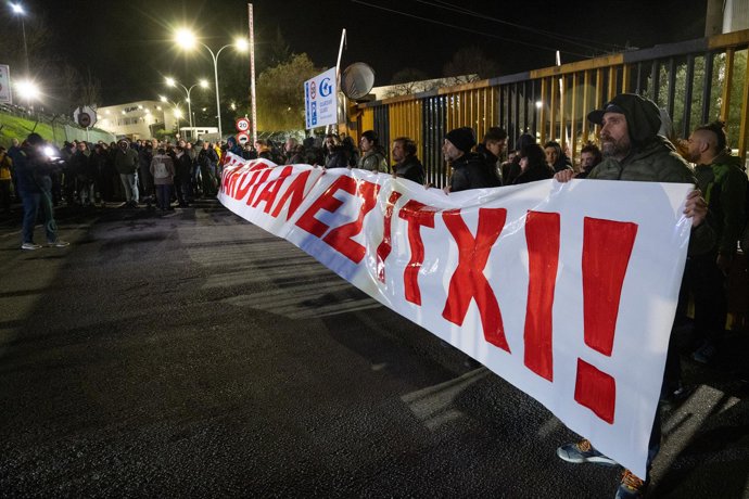 Trabajadores con una pancarta durante la concentración del comité de empresa de Guardian para exigir que no se apague el horno de la planta alavesa