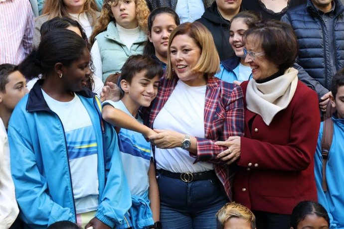 La presidenta del Parlamento de Canarias, Astrid Pérez, abraza a un niño en el Parlamento con motivo del acto de firma del convenio de la red de ciudades amigas de la infancia
