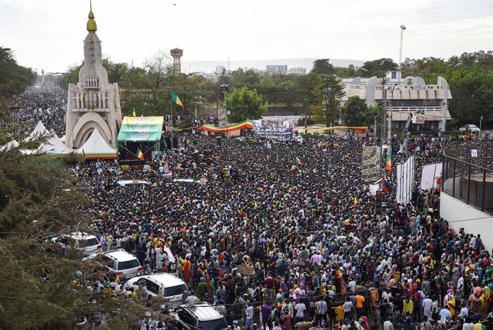 Archivo - Miles de personas se concentran en Bamako (Malí) para protestar contra las sanciones de la CEDEAO en enero de 2022