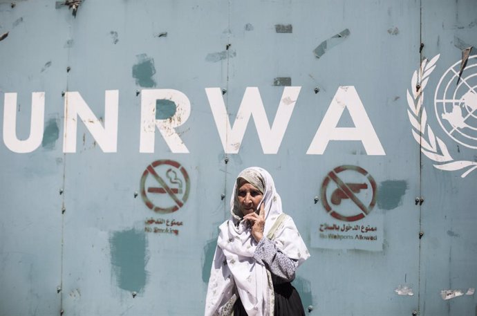 Archivo - July 31, 2018 - Gaza, Gaza Strip, Palestine - An elderly female protester seen standing outside the gate of the UNRWA office in Gaza..Hundreds of employees of the UN Relief and Works Agency for Palestine Refugees in the Near East (UNRWA) and the