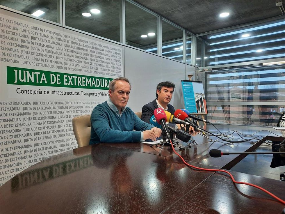 El consejero de Infraestructuras, Transporte y Vivienda de la Junta, Manuel Martín Castizo, y el director general de Movilidad y Transportes, Cristóbal Maza, en rueda de prensa