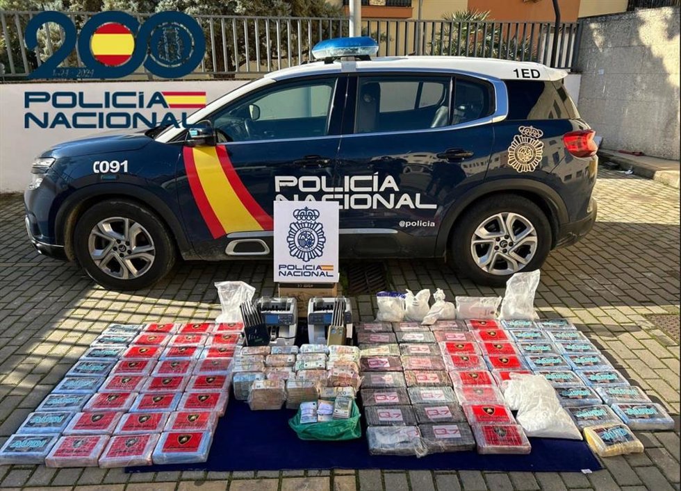 Imagen de la droga y demás efectos intervenidos al clan