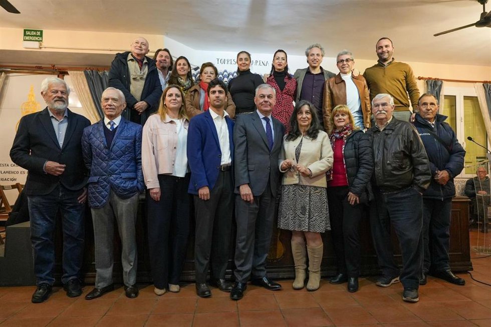 Foto de familia con responsables de las peñas flamencas de la ciudad.