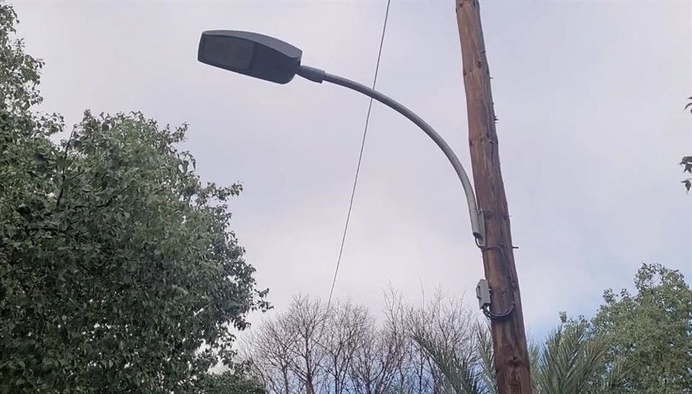 PSOE critica la instalación de farolas "en palos de madera" que revelan "abandono y desprecio" en Palmete