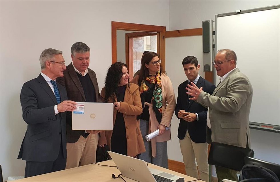 Aráuz visita el nuevo Centro de Formación del Profesorado de Alcalá, que se traslada a nuevos espacios de Mairena del Alcor.