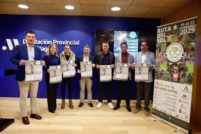 El diputado provincial de Deportes, Juan Rosas, junto a las también diputadas Esperanza González y Nieves Atencia, concejalas de Benahavís y Nerja; y concejales de Nerja, Torrox, Alhaurín de la Torre; y el director comercial de la Vuelta a Andalucía.