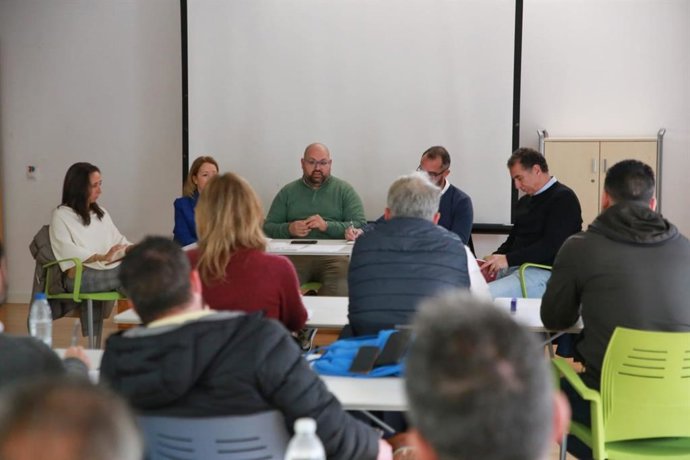 Javier Bello con personal del PFEA.