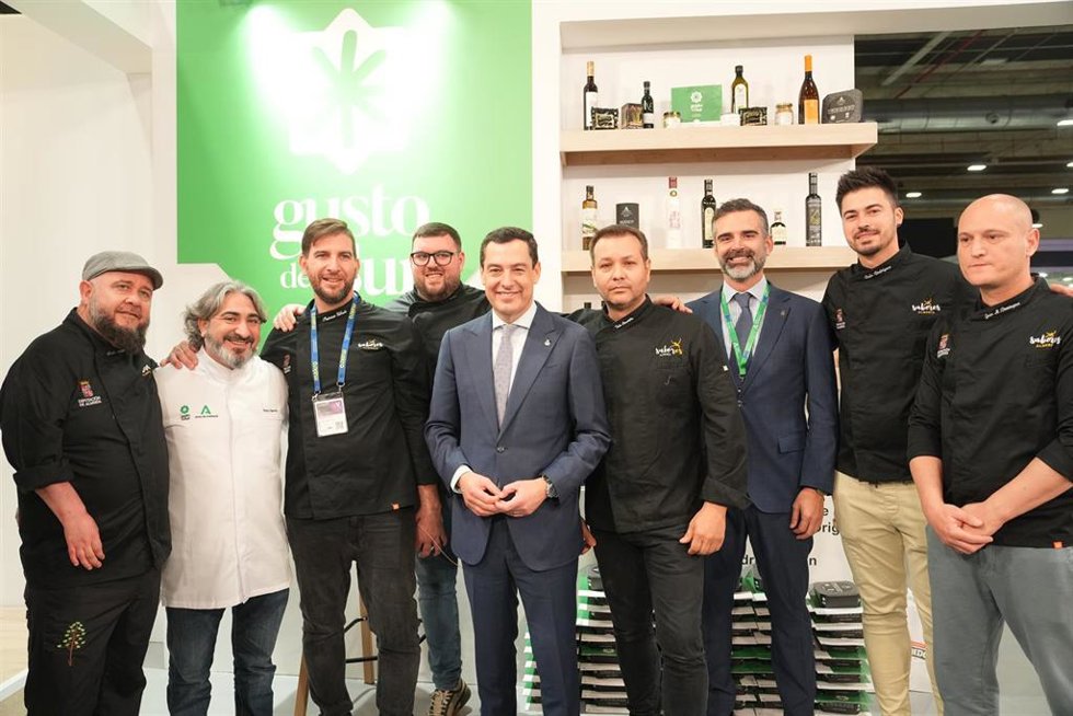 El presidente de la Junta de Andalucía, Juanma Moreno, ha visitado este miércoles la Feria de la Gastronomía Madrid Fusión