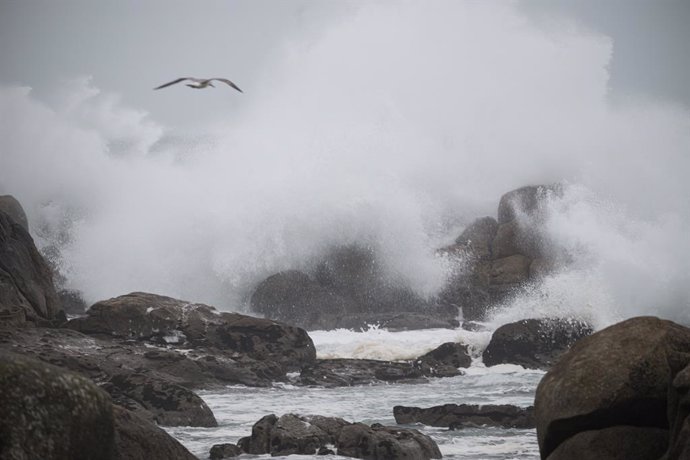 Olas de gran altitud en la comarca de Salnés, a 27 de enero de 2025, en Salnés, Pontevedra, Galicia (España). La borrasca 'Herminia' recorre la Península hoy y llegará hasta el Mediterráneo y Baleares al final del día cuando se producirán los fenómenos má