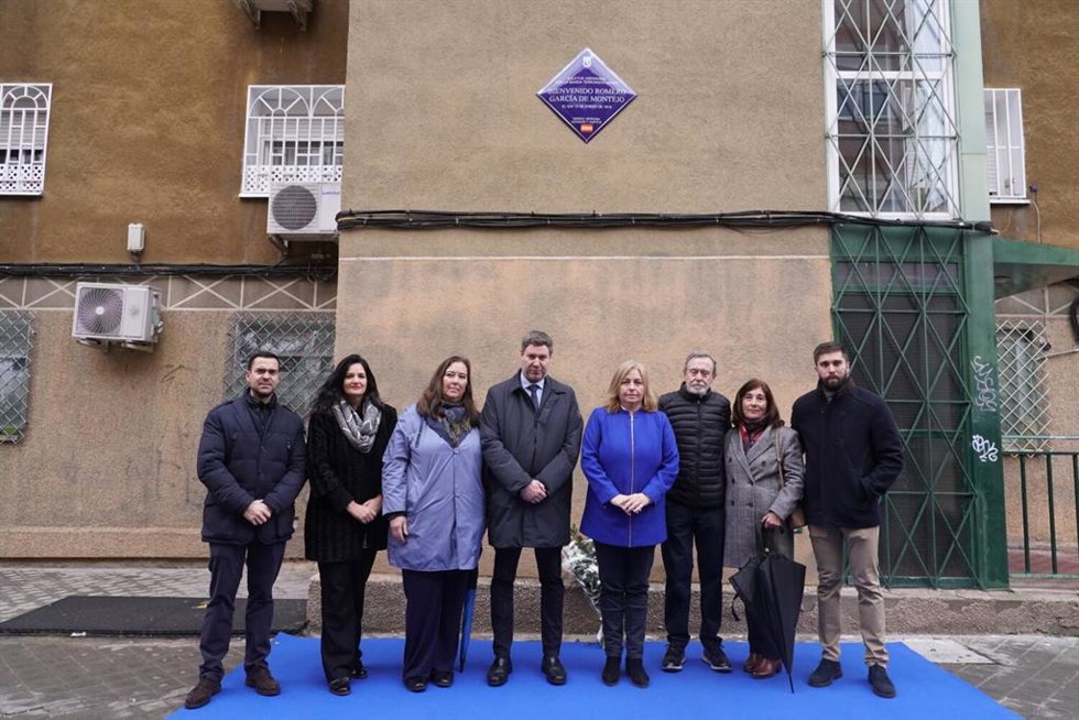 El Ayuntamiento de Madrid coloca una placa en meoria de Bienvenido Romero, policía municipal asesinado por el Grapo en 1979