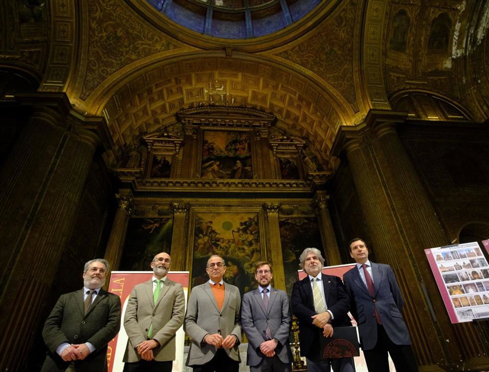 El rector de la US y el subdelegado del Gobierno, en el centro de la imagen, en la presentación de las visitas guiadas a las cubiertas de la Anunciación.