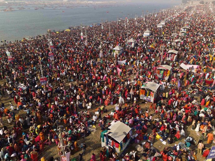 28 January 2025, India, Prayagraj: Devotees gather at Sangam on the eve of 'Mauni Amavasya' during the Mahakumbh Mela in Prayagraj. Photo: Prabhat Kumar Verma/ZUMA Press Wire/dpa